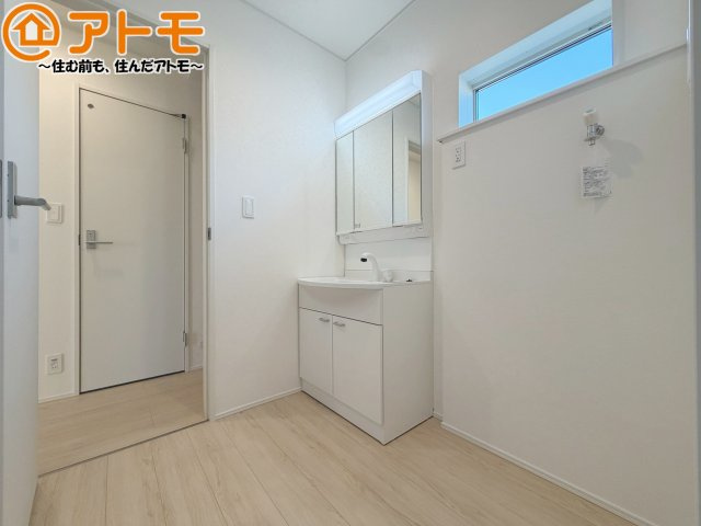 【独立洗面台】 | 清水区北矢部町第6　新築戸建　2号棟 | シャワータイプの洗面台は、洗濯物の土汚れなどの予洗いもしやすいため、お子様のいるご家庭でも大活躍！
