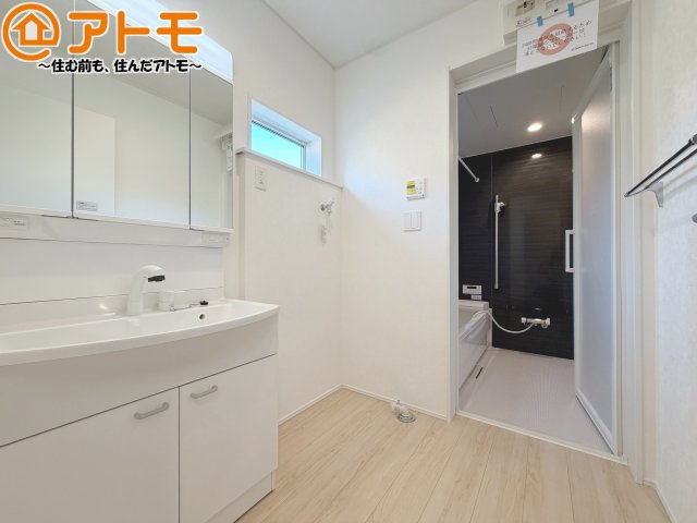 【独立洗面台】 | 清水区北矢部町第6　新築戸建　2号棟 | 三面鏡の中は収納になっているため、スッキリとした洗面台を保つことができます♪