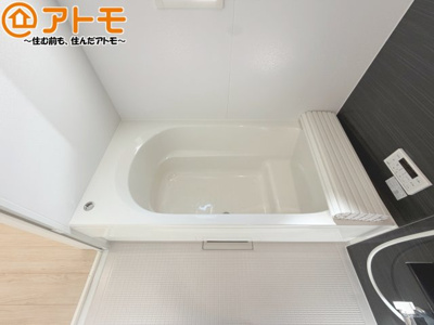 【浴室】 | 清水区北矢部町第6　新築戸建　1号棟 | お子様やお年寄りが使いやすいだけでなく、半身浴にも便利なベンチタイプの湯舟です。お湯の節約にも！