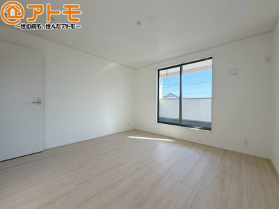 【寝室】 | 清水区北矢部町第6　新築戸建　1号棟 | バルコニーに面したお部屋なので、布団などの大きなものも楽々干せます♪