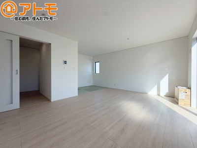【居間・リビング】 | 清水区北矢部町第6　新築戸建　1号棟 | 日当たりのよいリビングは、一年を通してぽかぽかとしています。家族が自然と集まる空間になりそうですね♪