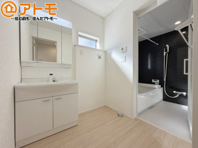 【独立洗面台】 | 清水区北矢部町第6　新築戸建　1号棟 | シャワータイプの洗面台は、洗濯物の土汚れなどの予洗いもしやすいため、お子様のいるご家庭でも大活躍！