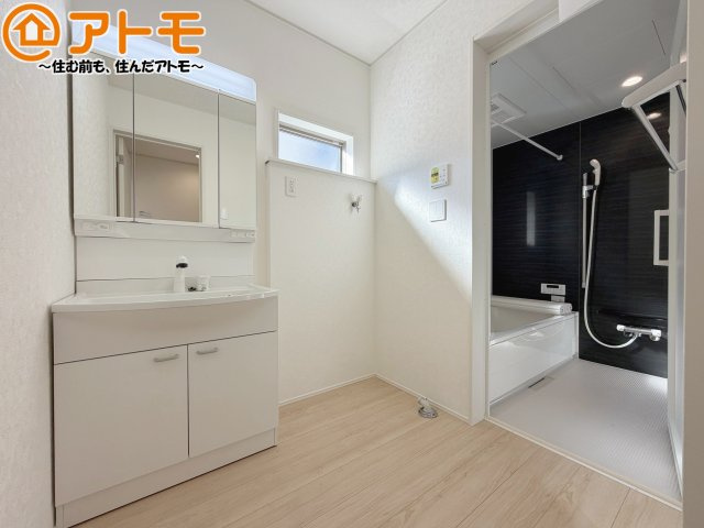 【独立洗面台】 | 清水区北矢部町第6　新築戸建　1号棟 | シャワータイプの洗面台は、洗濯物の土汚れなどの予洗いもしやすいため、お子様のいるご家庭でも大活躍！