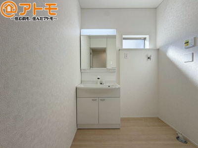 【独立洗面台】 | 清水区北矢部町第6　新築戸建　1号棟 | 三面鏡の中は収納になっているため、スッキリとした洗面台を保つことができます♪