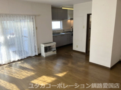【居間・リビング】 | 住吉2丁目79-2，83-6，1-16，1-17売家 | リビング12帖に、奥のキッチンは3帖とゆとりのある広さです◎