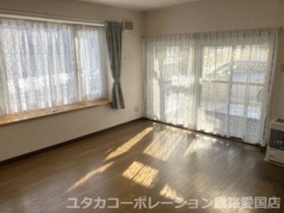 【居間・リビング】 | 住吉2丁目79-2，83-6，1-16，1-17売家 | 窓が大きく光が射し込むリビングです…☆