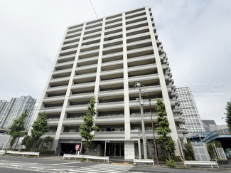 【外観】 | 手入れの行き届いた外壁やエントランスなど、「見ればわかる」レベルで清潔感を保ったマンションです。築年数を感じさせない姿で皆様をお出迎えします。～即日のご見学可能～　お問合せはお気軽にどうぞ。
