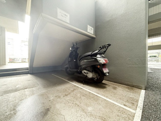 【駐車場】 | バイク置き場。空き区画の有無や駐輪料金、サイズおよび排気量規定などについては、改めてお問い合わせください。～即日のご見学可能～　お問合せはお気軽にどうぞ。