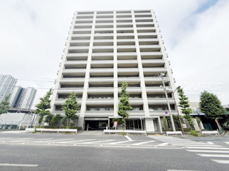 【外観】 | 手入れの行き届いた外壁やエントランスなど、「見ればわかる」レベルで清潔感を保ったマンションです。築年数を感じさせない姿で皆様をお出迎えします。～即日のご見学可能～　お問合せはお気軽にどうぞ。