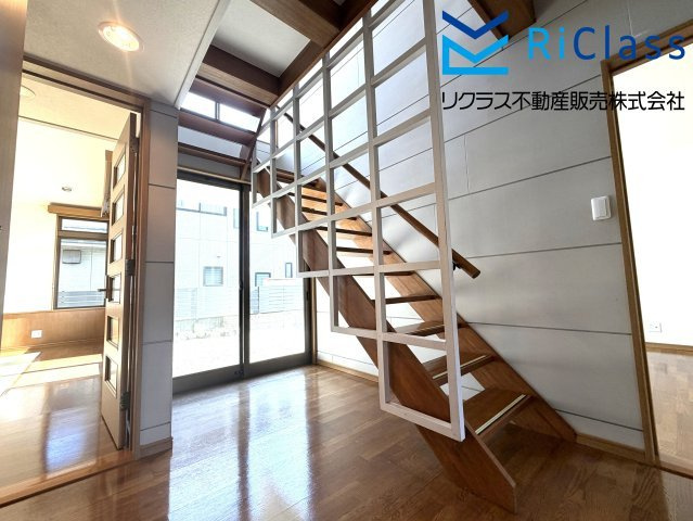 中古戸建　神戸市須磨区友が丘7丁目の内装|玄関ホールからお庭に出れます