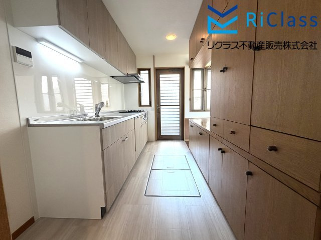 中古戸建　神戸市須磨区友が丘7丁目のキッチン|キッチンスペースは食器棚と床下収納庫付です