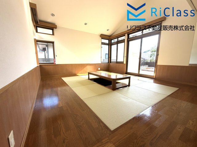 中古戸建　神戸市須磨区友が丘7丁目の居間・リビング|天井の高いリビングは約16.3帖です