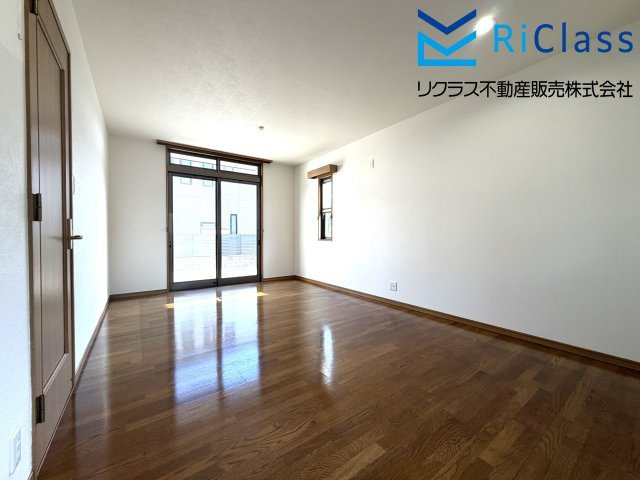 中古戸建　神戸市須磨区友が丘7丁目の寝室|使い勝手のいい約9.8帖の1階寝室です