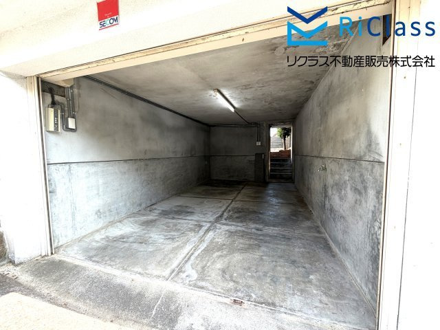 中古戸建　神戸市須磨区友が丘7丁目の駐車場|車をお持ちの方に嬉しい電動シャッター付き駐車場からはお庭に出れます