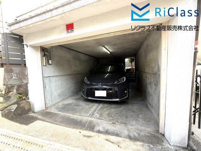 中古戸建　神戸市須磨区友が丘7丁目の駐車場|大切なお車も電動シャッター付駐車場で安心です