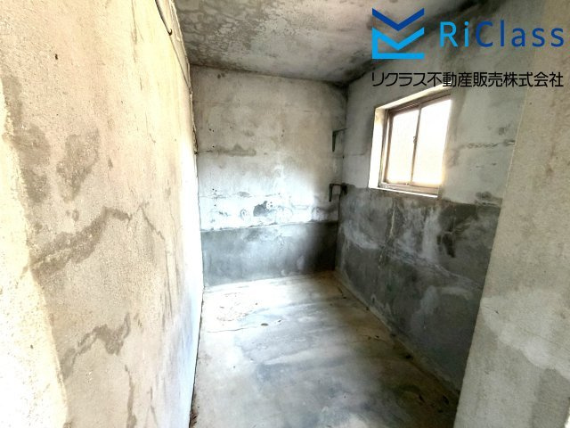 中古戸建　神戸市須磨区友が丘7丁目の収納|駐車場の奥は倉庫スペースです
アウトドア用品やカー用品等が収納可能です