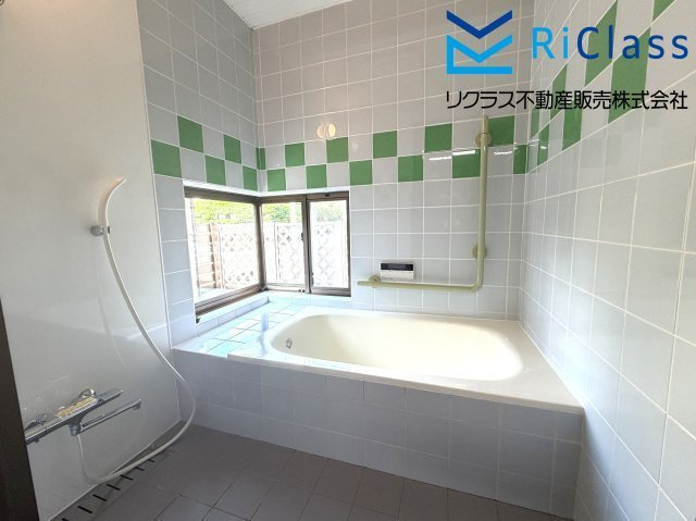 中古戸建　神戸市須磨区友が丘7丁目の浴室|キレイにリフォームしたお風呂は浴室換気乾燥機付き