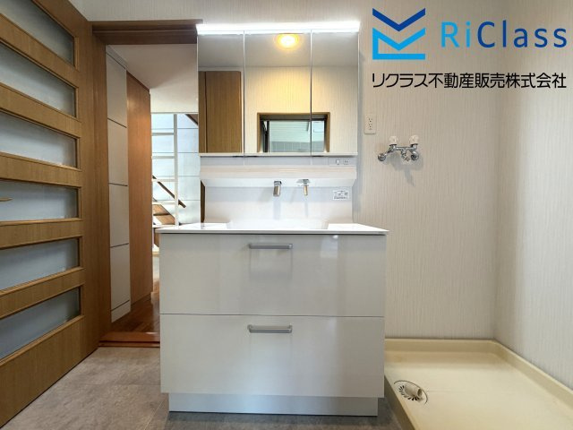 中古戸建　神戸市須磨区友が丘7丁目の独立洗面台|新調の三面鏡付洗髪洗面化粧台とランドリースペースです