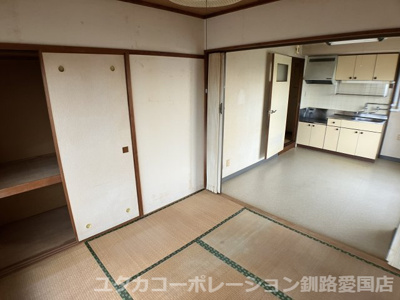 【和室】 | 富士マンション暁　401号室 | 心地よい眠りへといざなう、畳の香りと和室空間。リラックスした毎日を…