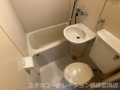 【浴室】 | 富士マンション暁　401号室 | 浴槽・洗面所・トイレ同一タイプ。水回りがまとまってお掃除しやすいですね！