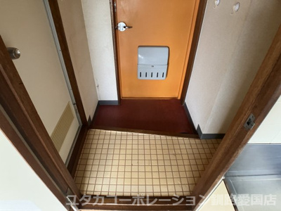 【玄関】 | 富士マンション暁　401号室 | 玄関を入ってすぐ右側が洗面・浴室スペース。使い勝手重視です！