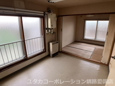 【ダイニング】 | 富士マンション暁　401号室 | 窓が大きく、明るい印象のダイニングです。