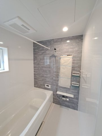 【浴室】 | Blooming garden白岡市小久喜 | １坪サイズのバスルーム。浴室換気乾燥機を標準装備。乾きやすい床やお手入れのしやすい排水口など、いつも清潔にご使用いただけます。