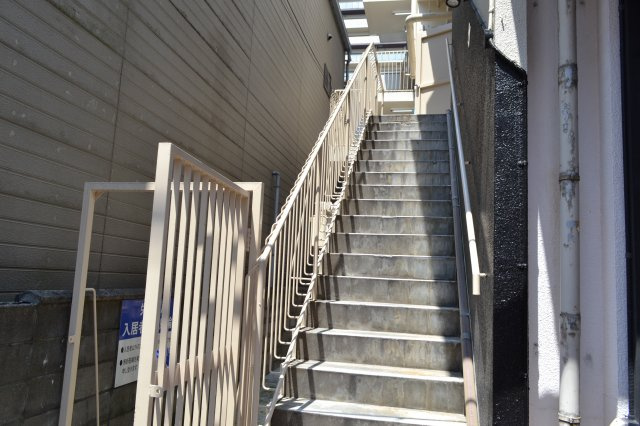 栄良ビルのエントランス|入居者専用通路