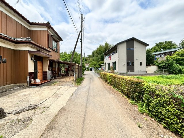 古河市駒羽根中古戸建の前面道路含む現地写真