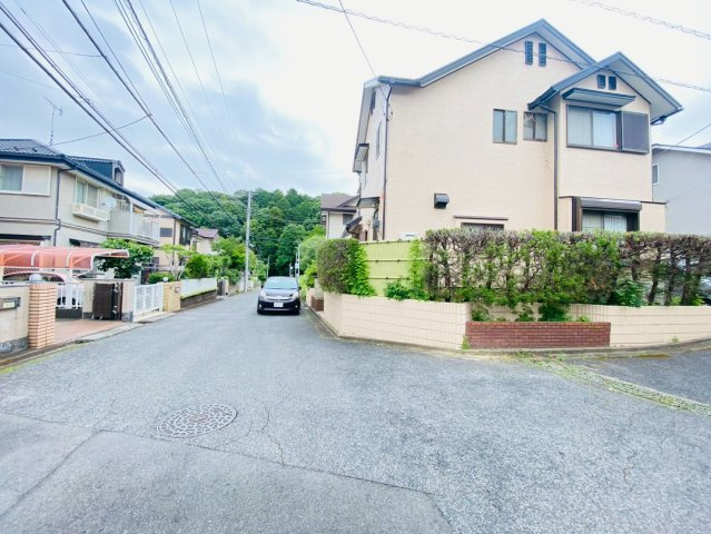 富里市日吉台　戸建の前面道路含む現地写真