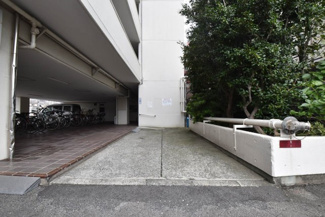 【エントランス】 | マンションの正面エントランス。出入りする人間を癒してくれるマンション入り口であり、その建物の「顔」でもあります。～即日のご見学可能～　お問合せはお気軽にどうぞ。
