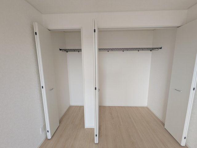 常総市若宮戸　第2　新築戸建て　2号棟の収納|大容量のクローゼットを完備。衣類から季節家電までスッキリ片付き、空間を有効活用できます。