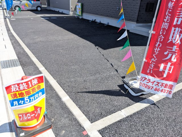 常総市若宮戸　第2　新築戸建て　2号棟の駐車場|駐車5台可能で、出し入れしやすいゆとりのカースペース。
月々の駐車場代が不要な点も大きな魅力です。