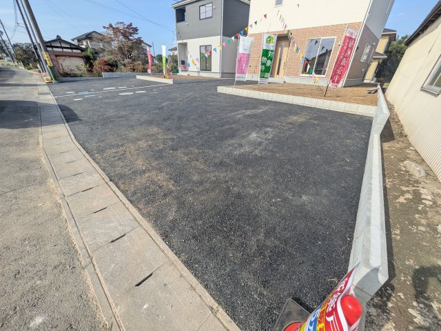 常総市若宮戸　第2　新築戸建て　2号棟の駐車場|駐車5台可能で、出し入れしやすいゆとりのカースペース。
月々の駐車場代が不要な点も大きな魅力です。