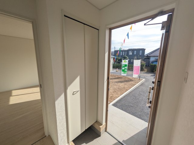 常総市若宮戸　第2　新築戸建て　2号棟の玄関|家族全員の靴がスッキリ片付く大容量シューズボックス完備。お客様を気持ちよく迎えられる、明るく清潔感あふれる玄関です。