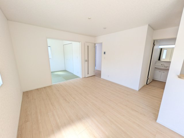 常総市若宮戸　第2　新築戸建て　2号棟の居間・リビング|家族の会話が自然と弾む、広々としたゆとりのLDK。南西向きの窓からたっぷりの光が射し込む明るく快適な空間です。