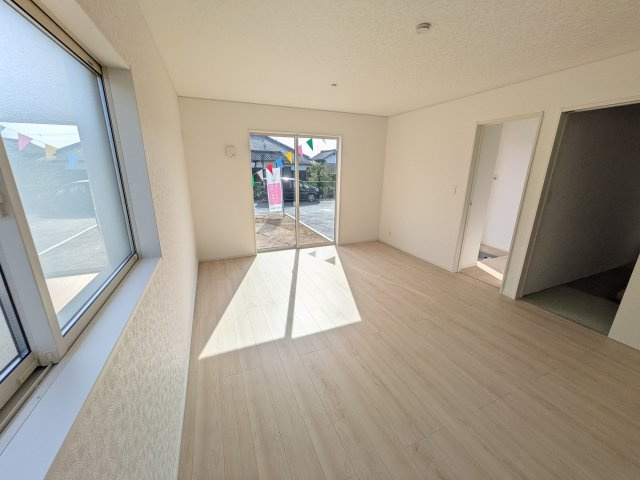 常総市若宮戸　第2　新築戸建て　2号棟の居間・リビング|家族の会話が自然と弾む、広々としたゆとりのLDK。南西向きの窓からたっぷりの光が射し込む明るく快適な空間です。