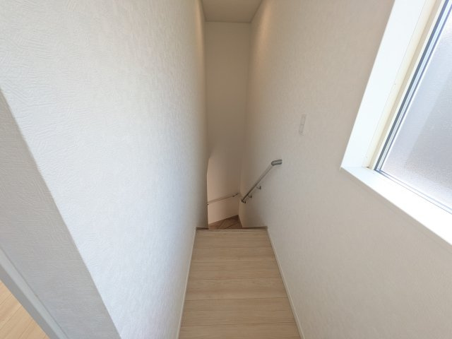 常総市若宮戸　第2　新築戸建て　2号棟の内装|窓付きで明るい階段は、手すり付きでお子様からご年配の方まで安心して上り下りができます♪