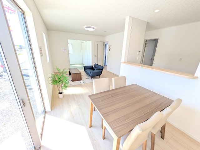 常総市若宮戸　第2　新築戸建て　2号棟の居間・リビング|居心地の良いデザインと機能性を両立。ご友人を招いたり、趣味を楽しんだり、様々なシーンで活躍する団らんの中心地です。