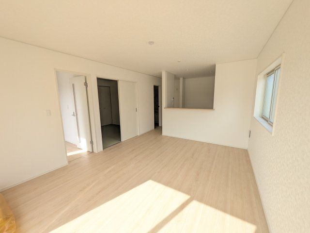 常総市若宮戸　第2　新築戸建て　2号棟の居間・リビング|居心地の良いデザインと機能性を両立。ご友人を招いたり、趣味を楽しんだり、様々なシーンで活躍する団らんの中心地です。