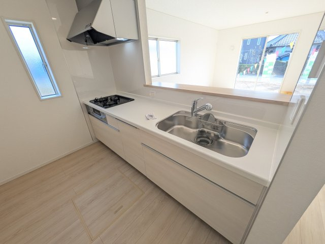 常総市若宮戸　第2　新築戸建て　2号棟のキッチン|対面式カウンターでリビングとの一体感を演出。使いやすい動線と豊富な収納で、毎日の料理時間も快適に過ごせます。