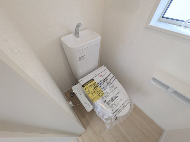 常総市若宮戸　第2　新築戸建て　2号棟のトイレ|少ない水でもパワフルに洗浄する節水設計。清潔さと機能性を両立させた、毎日気持ち良く使えるトイレ空間です。