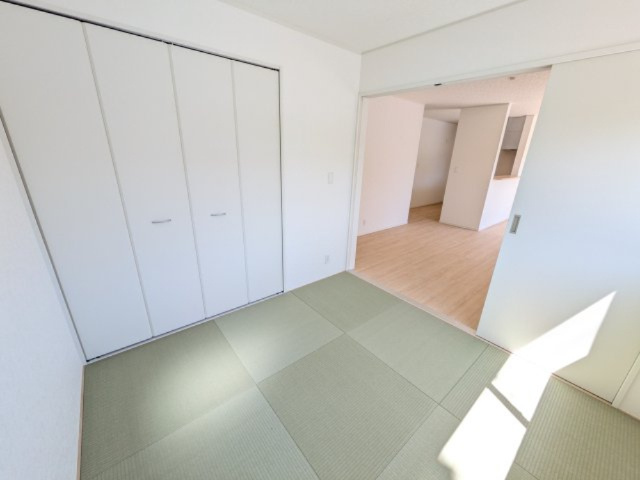常総市若宮戸　第2　新築戸建て　2号棟の和室|琉球畳の和室は陽当たりも良く、落ち着ける空間です♪
リビングとの続き間になっているので、お子様の遊ぶスペースやお昼寝などにも使えます！
押し入れもあり収納にも困りません♪
