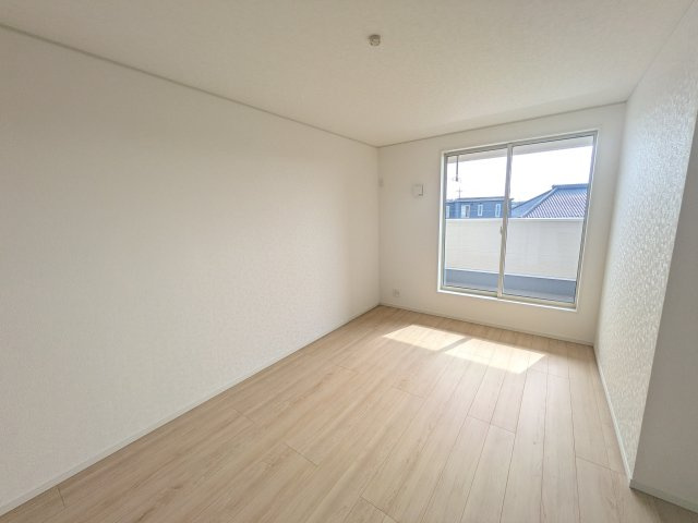 常総市若宮戸　第2　新築戸建て　2号棟の洋室|バルコニーに面した明るい２面採光で、毎朝爽やかな光を感じられます。