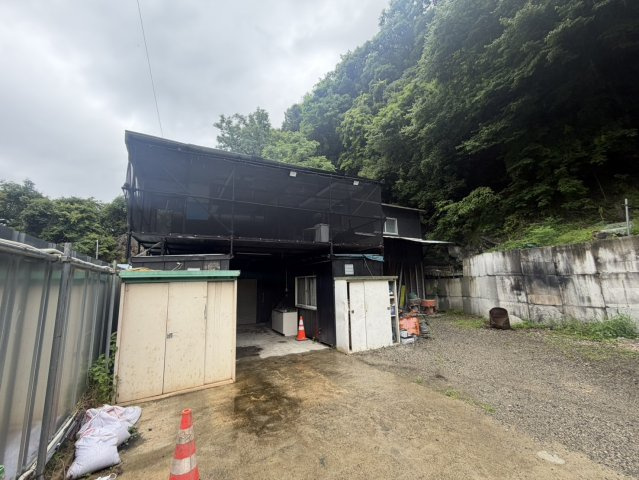 成合事務所付き資材置き場の外観