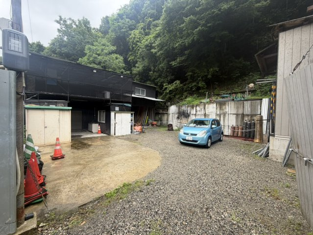 成合事務所付き資材置き場の外観