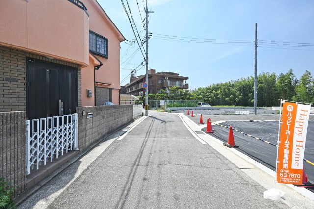 ハートフルタウン田能4丁目新築一戸建て│3LDK+駐車駐輪の前面道路含む現地写真|北西側道路幅員は約4.9ｍです。
周辺は交通量も少なく、小さなお子様のいるご家庭にも嬉しい住環境。