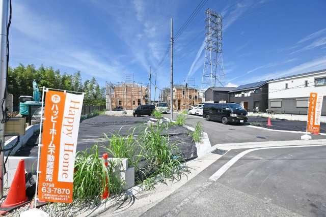 ハートフルタウン田能4丁目新築一戸建て│3LDK+駐車駐輪の外観|開発道路の分譲地ならではの、穏やかな街並みが魅力です。
皆様からのご連絡を心よりお待ちしております。