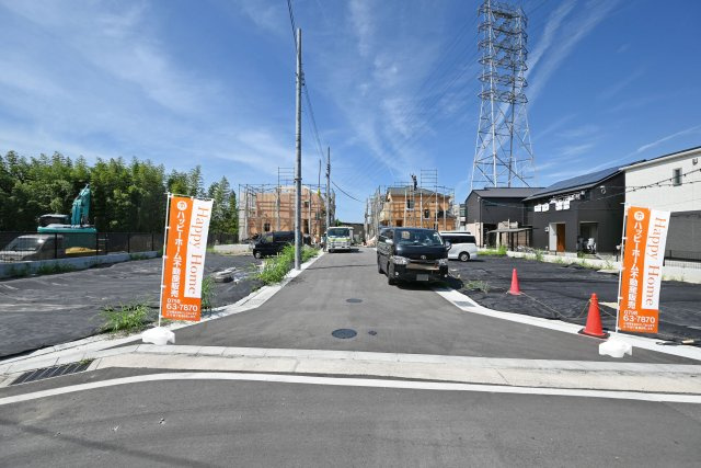 ハートフルタウン田能4丁目新築一戸建て│3LDK+駐車駐輪の外観|現地では基礎工事が進行中です。建物の完成に向け、順調に工事が進んでいます。