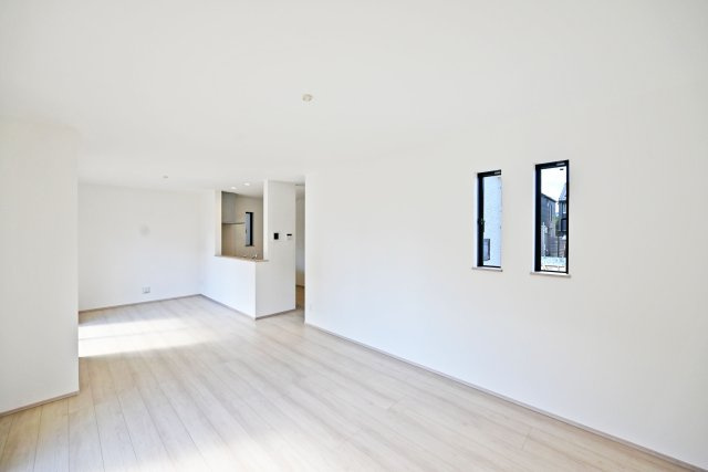 ハートフルタウン田能4丁目新築一戸建て│3LDK+駐車駐輪の居間・リビング|ダイニングテーブルやソファを配置してもゆとりある空間です。暮らしに合わせた住まいづくりが可能です。
